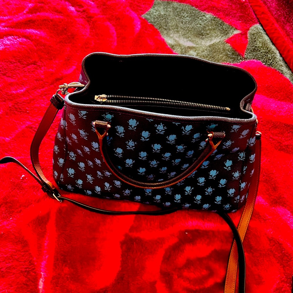 Coach satchel handbag with straps fir over the shoulder or cross body